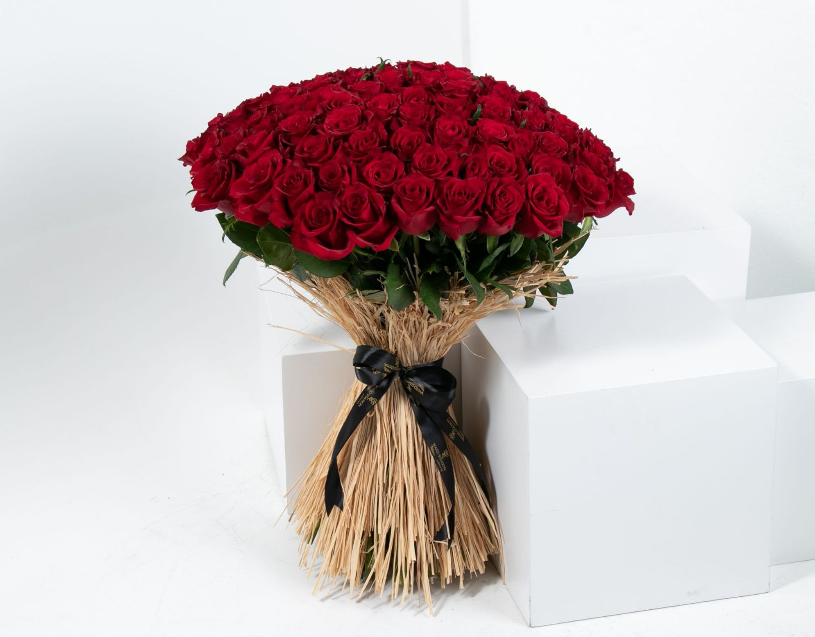 Picture of 100 Red Rose l Natural raffia