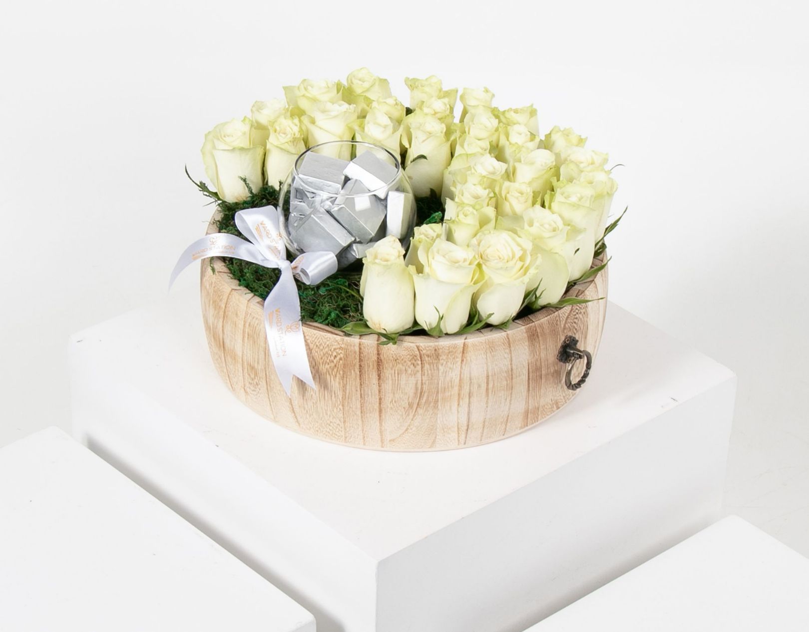 Picture of 30 White Roses With Chocolate